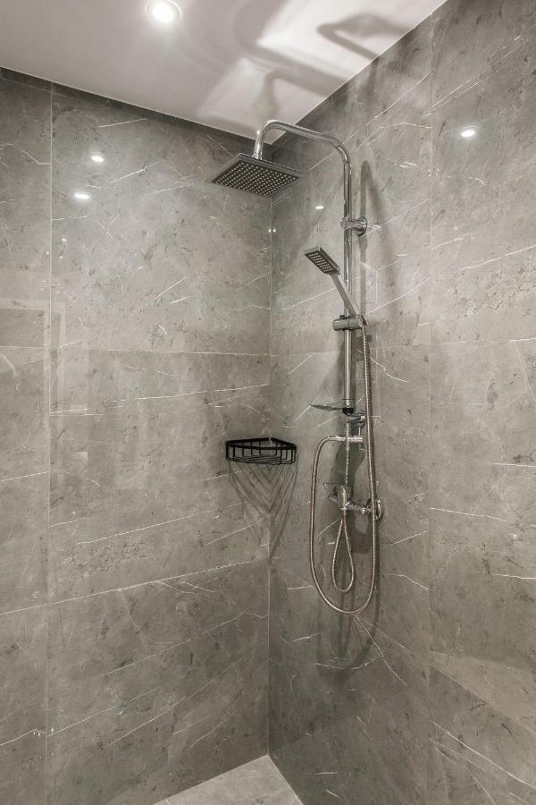 Step One | Luxury Suites Right In The Heart Of Acropolis Next To Metro Station Афины Экстерьер фото